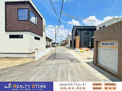 前面道路含む外観