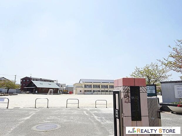 春日市立春日北小学校(約620m)