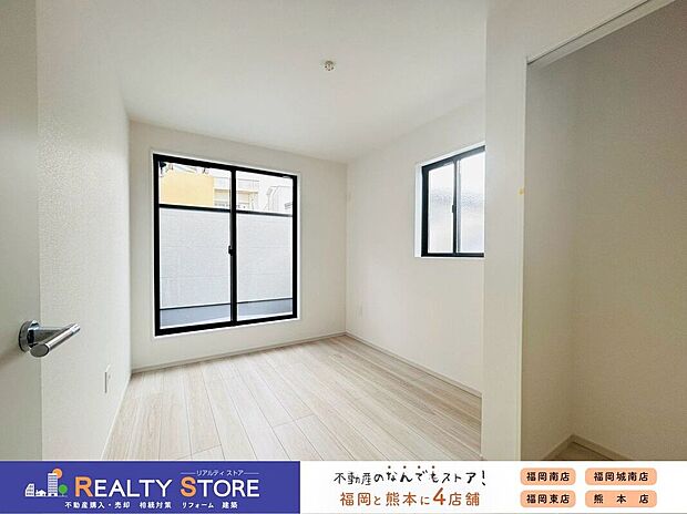 【室内】〈2号棟〉バルコニーに面した明るいお部屋♪主寝室におすすめ♪