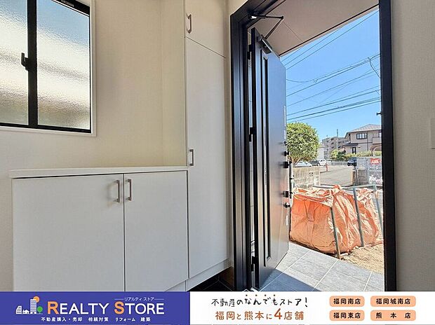 【玄関】〈2号棟〉明るく広々した玄関は、帰ってきたときにホッとする空間♪