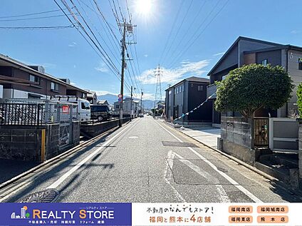 前面道路含む外観