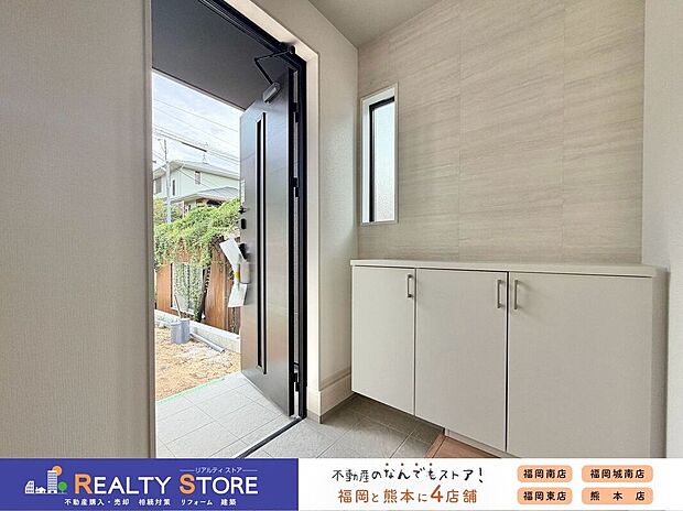 【玄関】〈2号棟〉明るく広々した玄関は、帰ってきたときにホッとする空間♪