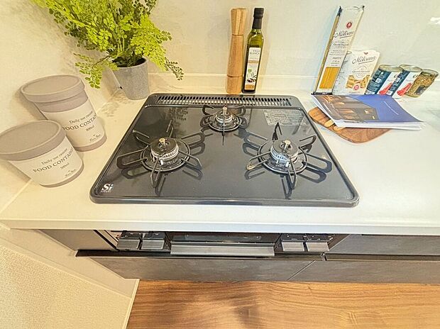 【その他設備】火力にこだわるお料理など、使い勝手良好の3口コンロです♪