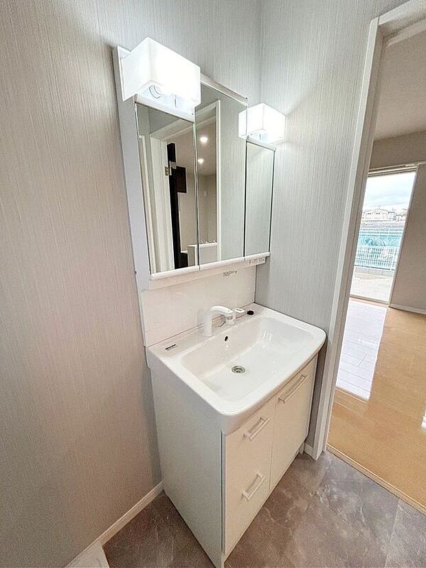 【洗面】【H棟：洗面化粧台】人気の三面鏡ドレッサータイプ♪鏡裏には便利な収納スペース♪