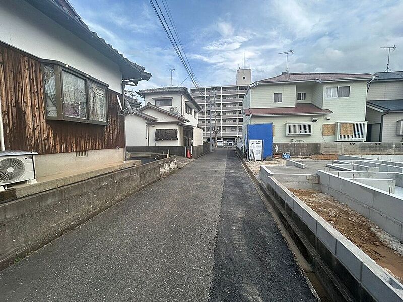 前面道路含む外観