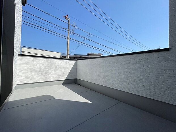 【バルコニー】【1号棟:バルコニー】洗濯の際、天気の心配が少ないインナータイプのバルコニー♪人気の設備です♪