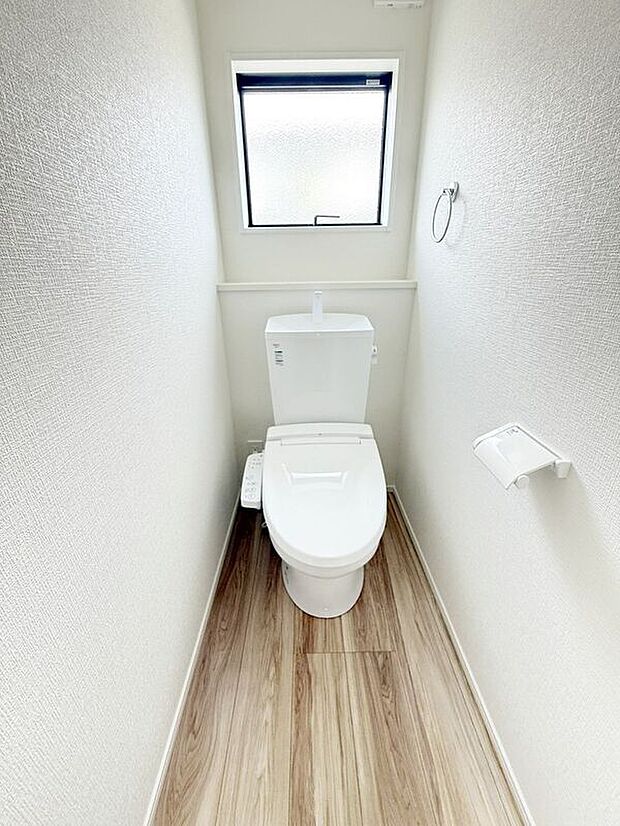 【トイレ】☆1号棟☆【トイレ】温水洗浄機付き便座で快適♪シンプルかつ白を基調とした清潔感のある空間に仕上がっています♪