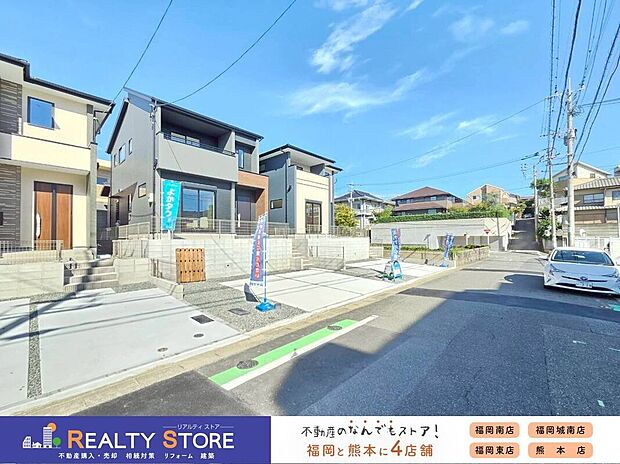 【前面道路含む外観】【前面道路】現地(2025年10月)撮影