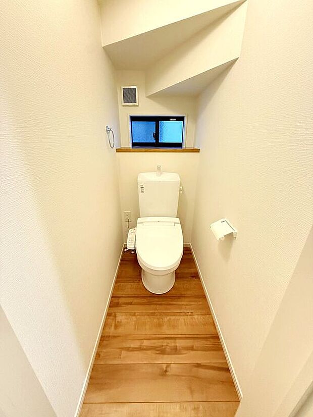 【トイレ】☆1号棟☆【トイレ】温水洗浄機付き便座♪小窓が付いているので日中は明るく換気も楽々♪