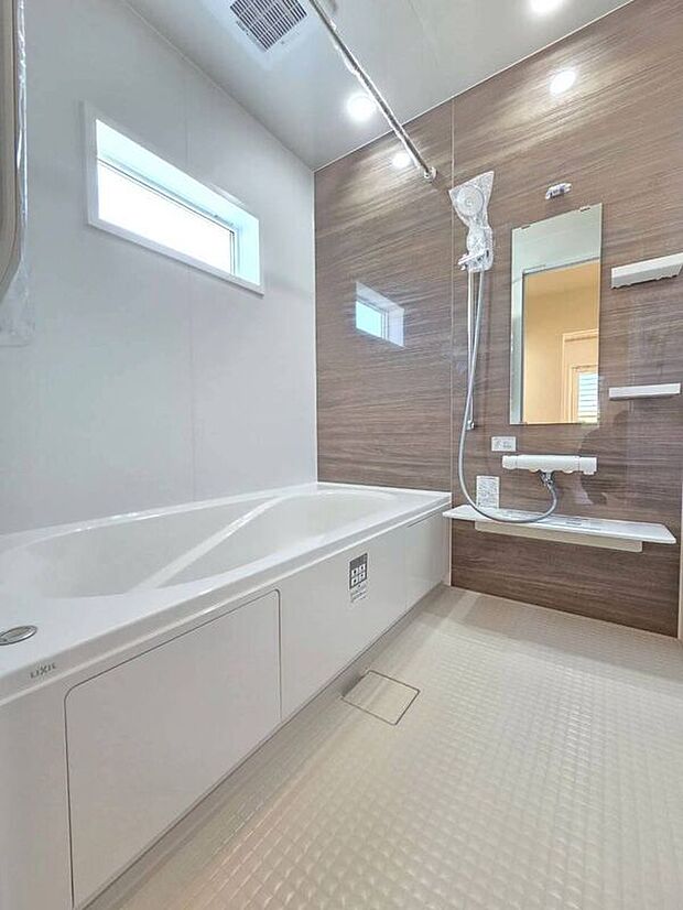 【バス】☆4号棟☆【ユニットバス】ゆったりとした1坪タイプのユニットバス♪足を伸ばして1日の疲れを癒すバスタイム♪