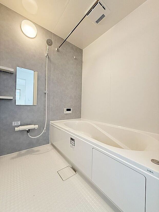 【バス】☆2号棟☆【ユニットバス】ゆったりとした1坪タイプのユニットバス♪足を伸ばして1日の疲れを癒すバスタイム♪