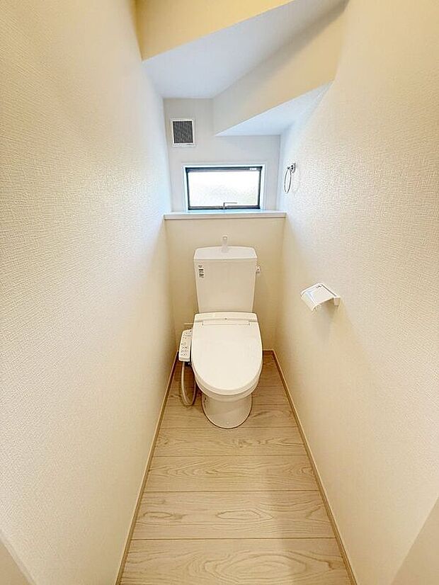 【トイレ】☆2号棟☆【トイレ】温水洗浄機付き便座で快適♪シンプルかつ白を基調とした清潔感のある空間に仕上がっています♪