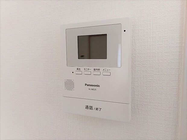 【その他設備】【TVモニター付インターホン】今や当たり前の設備ですが、お子様の留守番時にも重宝する必須防犯アイテムです。留守中に誰が訪ねてきたのかも確認できますし、在宅中も「見える安心」がそこにあります。