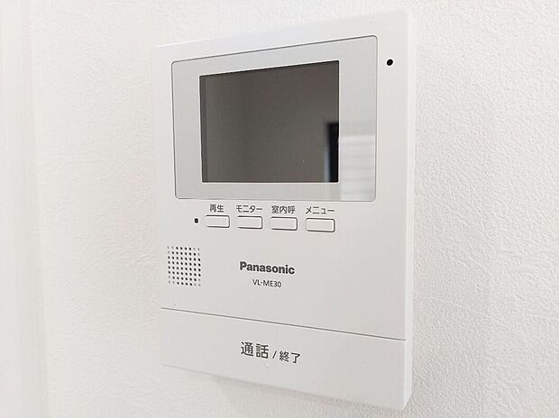 【その他設備】【TVモニター付インターホン】今や当たり前の設備ですが、お子様の留守番時にも重宝する必須防犯アイテムです。留守中に誰が訪ねてきたのかも確認できますし、在宅中も「見える安心」がそこにあります。