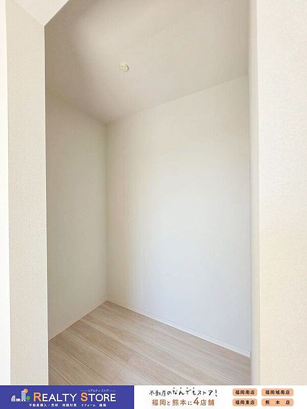 【収納】☆2号棟☆【ウォークインクローゼット】便利なウォークインクローゼット♪棚付で小物類もすっきりと収納出来ます♪