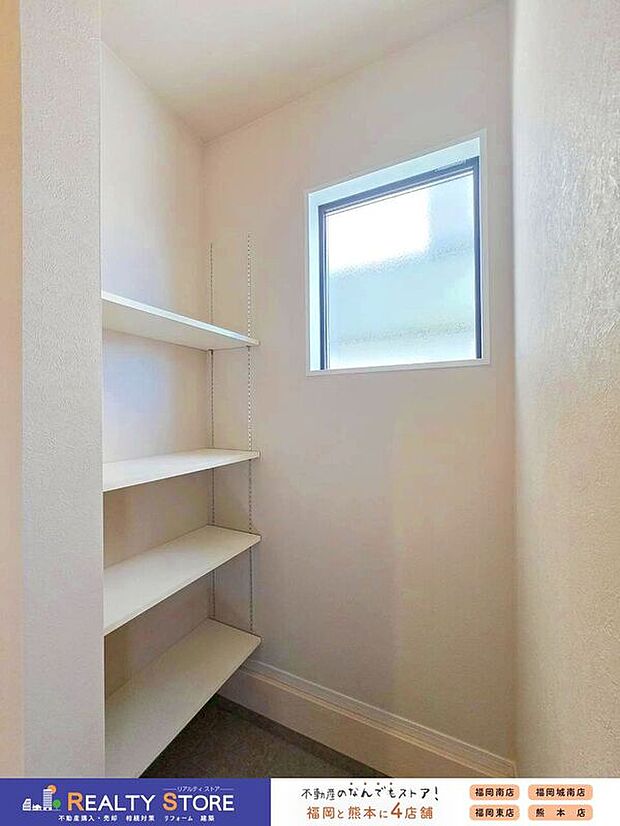 【玄関】☆1号棟☆【シューズインクローク】玄関を広くスッキリと使える便利な収納スペース♪ベビーカー等も置けて便利です♪