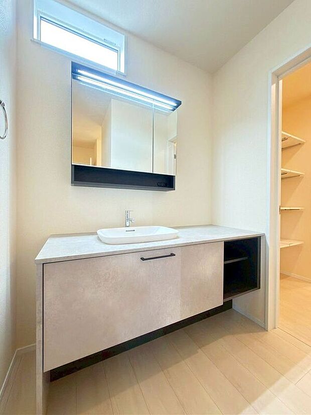 【洗面】☆1号棟☆【洗面化粧台】ホテルライクなデザインの洗面化粧台♪人気の三面鏡は、鏡裏に便利な収納スペースあり♪
