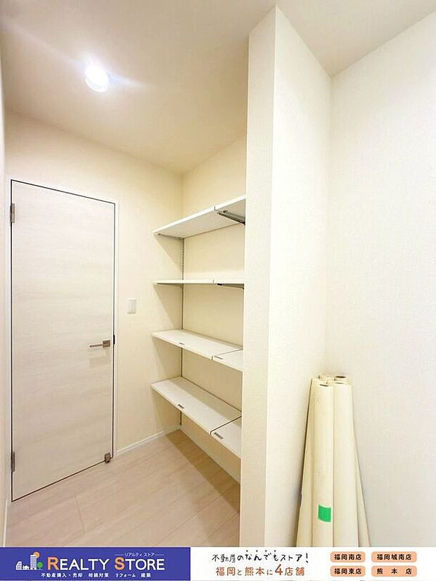 【収納】☆1号棟☆【パントリー】キッチンの近くにあるパントリーは、食器や食品類などの収納に役立ちます！