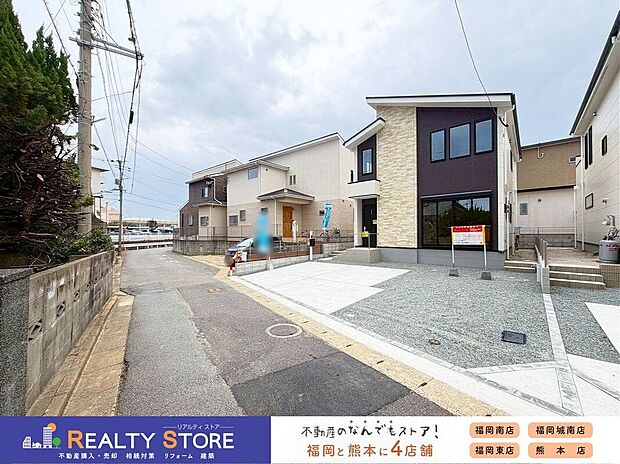 【前面道路含む外観】【前面道路】現地（2026年2月）撮影