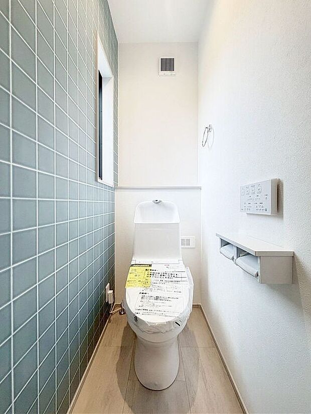 【トイレ】☆1号棟☆【トイレ】温水洗浄機付き便座♪小窓が付いているので日中は明るく換気も楽々♪