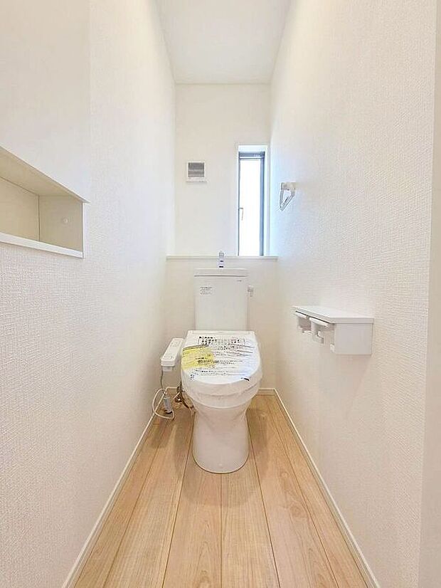 【トイレ】【トイレ】温水洗浄機付き便座♪小窓が付いているので日中は明るく換気も楽々♪