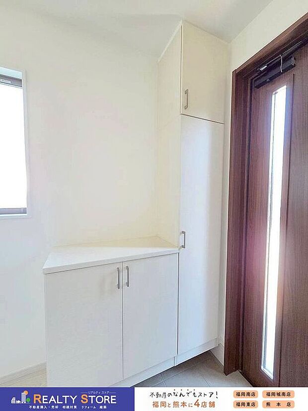 【玄関】☆2号棟☆【シューズボックス】天井まである大きなシューズボックス♪たくさん収納出来て玄関スッキリ片付きます♪