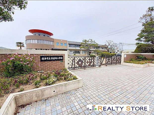 福津市立津屋崎小学校(約1,090m)