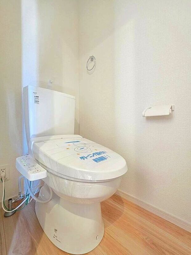 【同仕様画像　（その他内観）】【同仕様写真】温水洗浄機付き便座のトイレ♪小窓が付いているので日中は明るく換気も楽々です♪