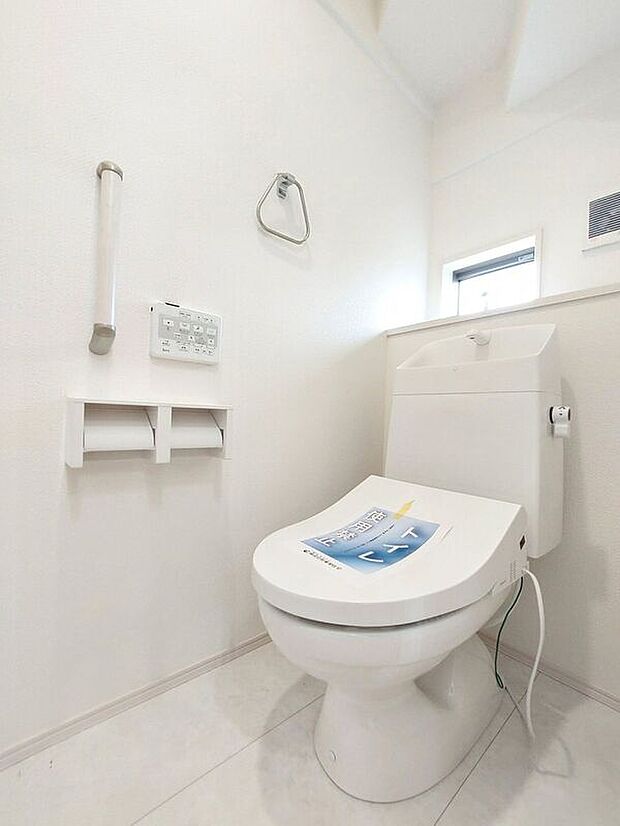 【同仕様画像 (その他内観)】【同仕様写真】温水洗浄機付き便座のトイレ♪小窓が付いているので日中は明るく換気も楽々です♪