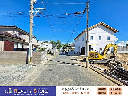 前面道路含む外観