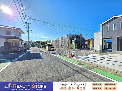 前面道路含む外観