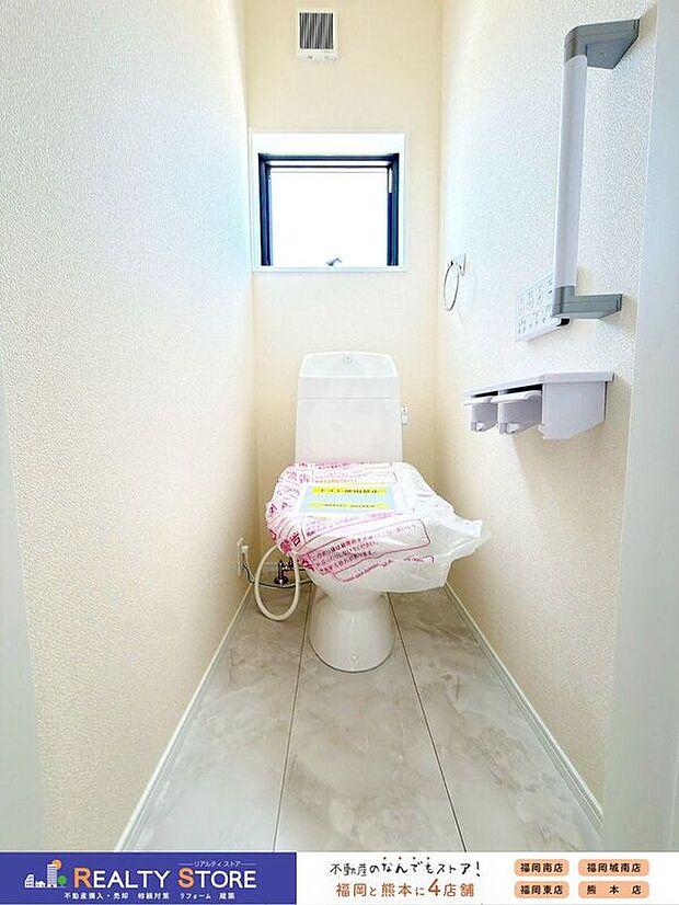 【トイレ】☆3号棟☆【トイレ】温水洗浄機付き便座で快適♪シンプルかつ白を基調とした清潔感のある空間に仕上がっています♪