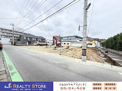 前面道路含む外観