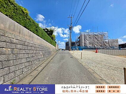 前面道路含む外観