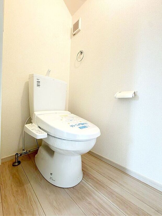 【同仕様画像　（その他内観）】【同仕様写真】温水洗浄機付き便座のトイレ♪小窓が付いているので日中は明るく換気も楽々です♪