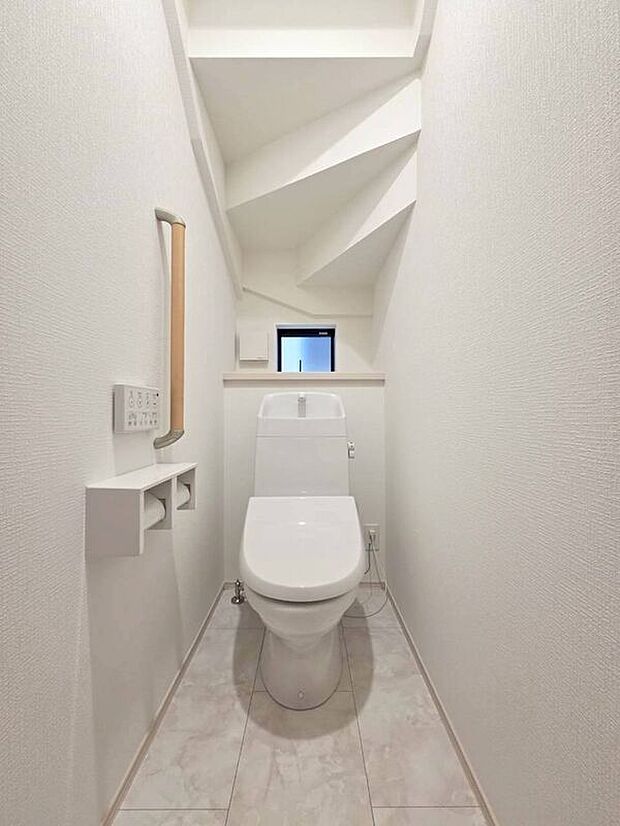 【同仕様画像 (その他内観)】【同仕様写真】温水洗浄機付き便座のトイレ♪小窓が付いているので日中は明るく換気も楽々です♪