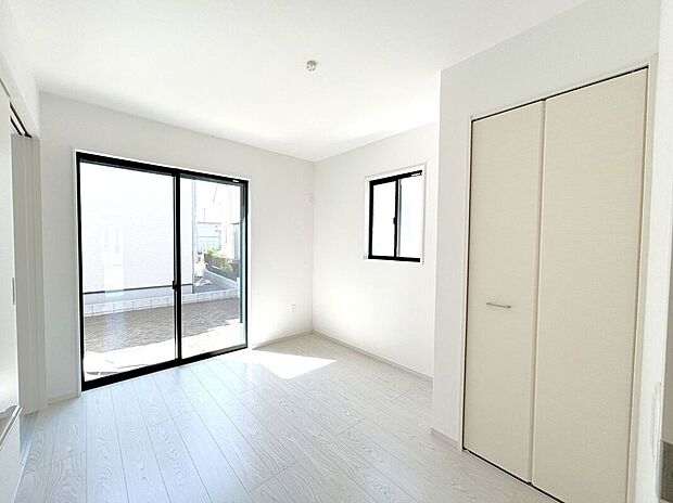 ☆4.9帖洋室☆リビングに面したお部屋♪お子様の室内遊び場や在宅ワークスペース等、ライフスタイルに合わせてお使いいただけます♪