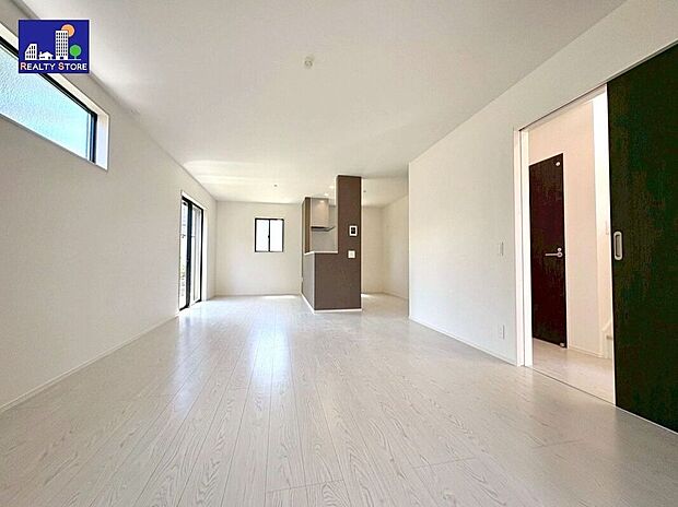 ☆リビング☆上品で清潔感のあるホワイトの床♪家具や小物を引き立て、お部屋の雰囲気を変えることができます♪