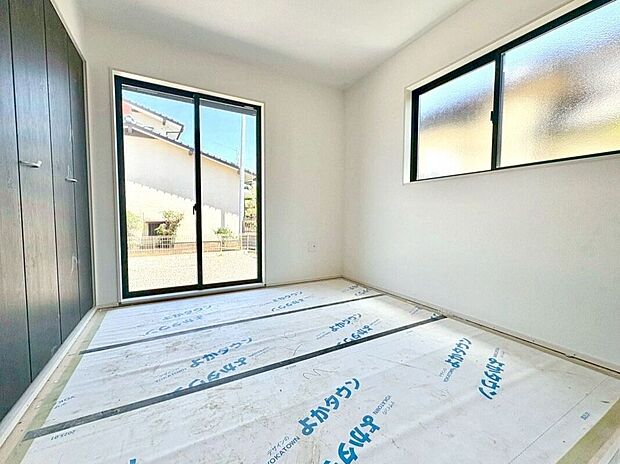 ☆和室☆リビングに面したほっと安らぐ和の空間♪お子様の室内遊び場や来客時に重宝する一部屋です♪(畳入ります)