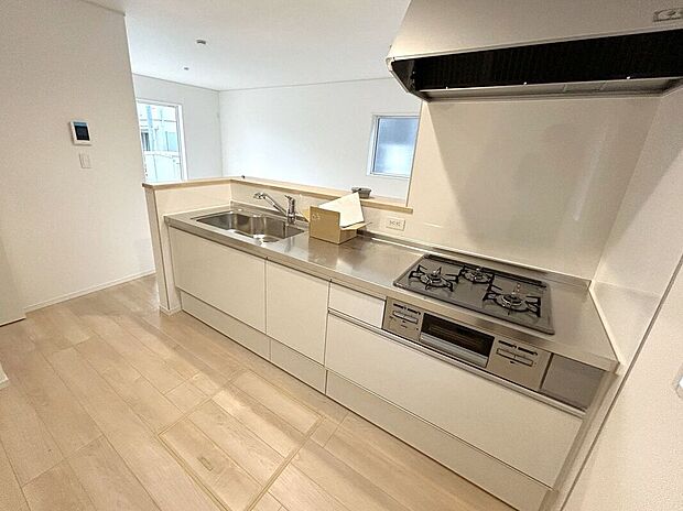 ☆キッチン☆白を基調とした明るい雰囲気のキッチン♪対面キッチンで家族との会話もはずみます♪床下収納も完備でしっかり収納!