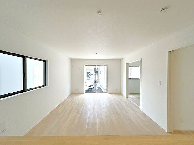 ☆リビング☆南面にある大きな窓から暖かな光が差し込みます♪