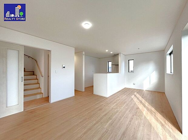 ☆リビング☆リビング階段で家族が自然と集まります♪南面にある大きな窓から暖かな光が差し込みます♪