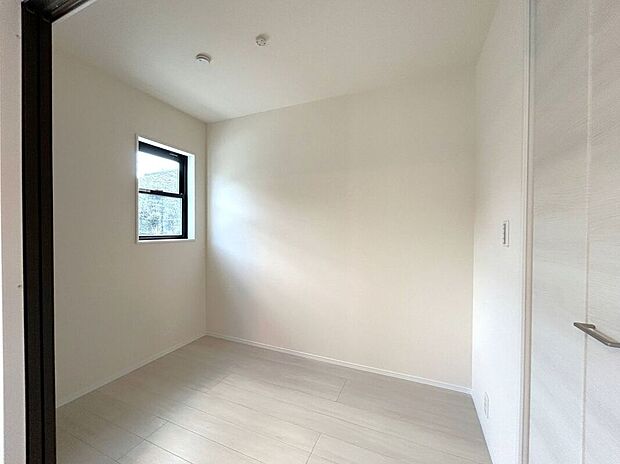 ☆3帖洋室☆リビングに面したお部屋♪お子様の室内遊び場や在宅ワークスペース等、ライフスタイルに合わせてお使いいただけます♪