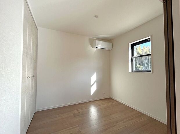 ☆3.75帖洋室☆リビングに面したお部屋♪お子様の室内遊び場や在宅ワークスペース等、ライフスタイルに合わせてお使いいただけます♪