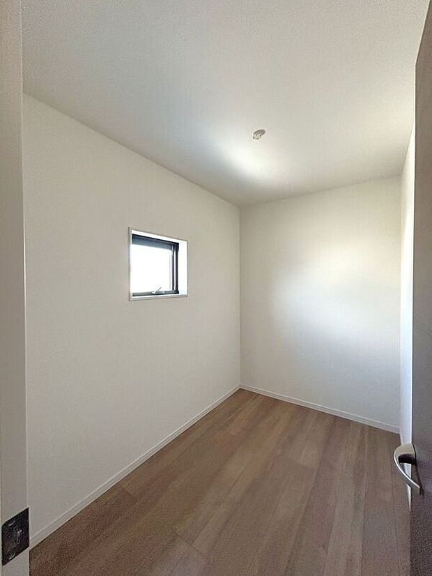 ☆ストレージルーム☆小窓付きでうれしいプラスの収納スペース♪