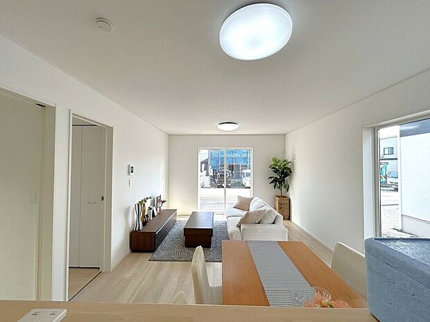 ☆リビング☆リビングからキッチンからお互いの笑顔が見えるって素敵ですね♪