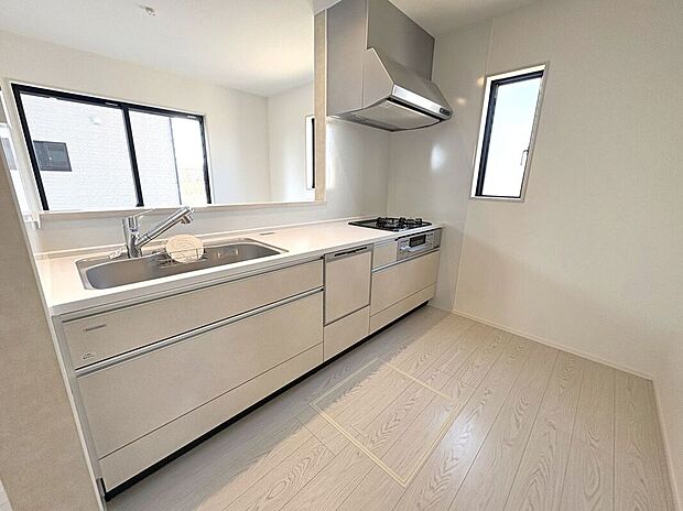 ☆キッチン☆3口コンロが嬉しいキッチン♪シンクや作業スペースも広くお料理しやすいキッチンです♪