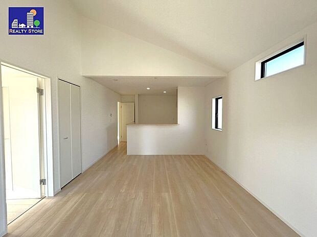 ☆リビング☆温かみのあるナチュラルな床色のリビング♪空間が明るい印象になり、家具やインテリアが合わせやすく人気のある色味です♪