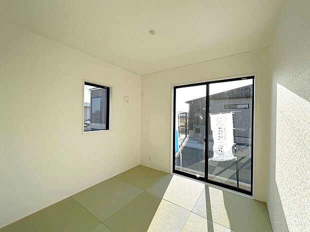 ☆和室☆リビングに面したほっと安らぐ和の空間♪お子様の室内遊び場や来客時に重宝する一部屋です♪