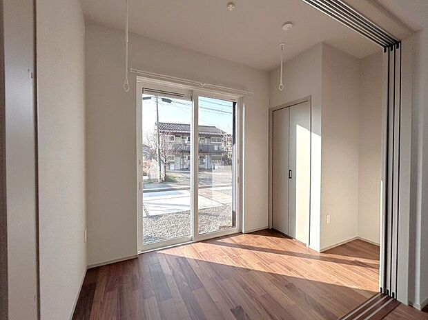 ☆3.5帖洋室☆リビングに面したお部屋♪お子様の室内遊び場や在宅ワークスペース等、ライフスタイルに合わせてお使いいただけます♪